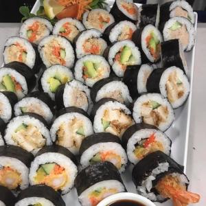 Assorted sushi rolls w, soy sauce